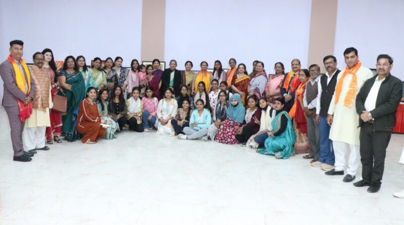 “ताज महोत्सव” के अन्तर्गत “चित्रकला प्रदर्शनी” एवं कला संवाद का आयोजन किया गया.