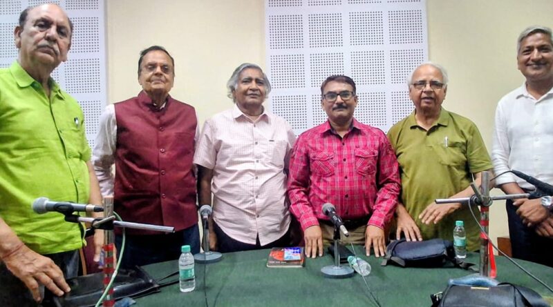 *जो युद्ध निरंतर देता है, धरती कब तक वो घाव सहे..*