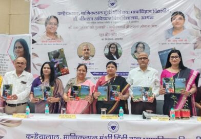 *तमस के वातावरण में अपनी रश्मियाँ बिखेरती हूँ..*