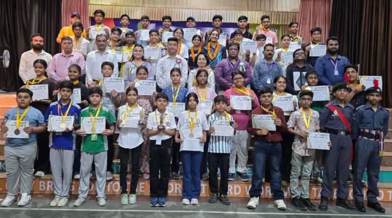 सेंट एंड्रूज पब्लिक स्कूल के शूटिंग समर कैंप का पुरुस्कार वितरण